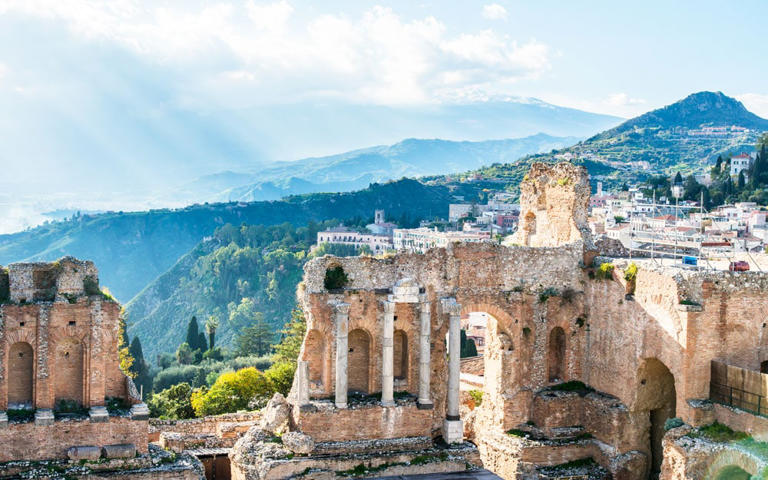 Visiting Taormina has been drawing European travellers since the 18th century and is one of the best things to do in Sicily - Sergdid/Sergdid