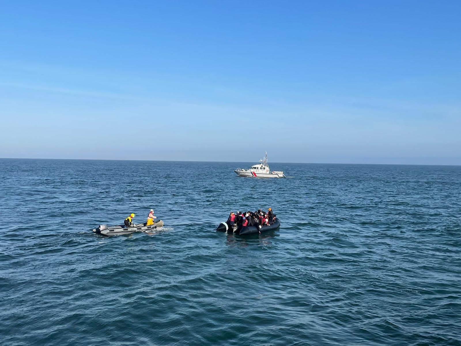 traversée de la manche: 78 migrants en difficulté secourus dans le détroit du pas-de-calais