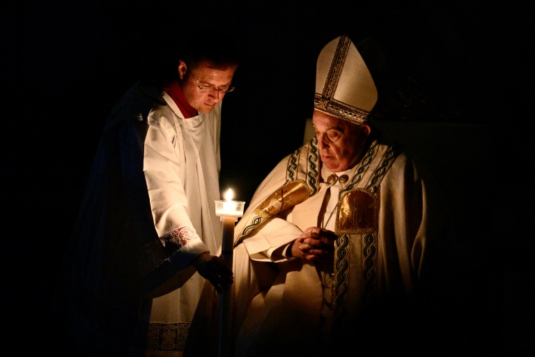 papa francisco celebra vigília pascal em meio a preocupações com sua saúde