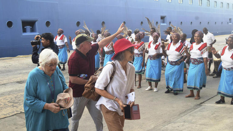 Des touristes débarquent au port de Mombasa, au Kenya, le 28 décembre 2023.