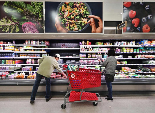 Consumidores em mercado nos EUA; inflação no país subiu 0,3% em fevereiro, abaixo do aumento de 0,4% em janeiro Foto: Frederic J. Brown/AFP