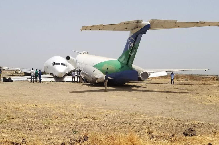 Boeing 727 loses control and crashes during landing in 'terrifying ...