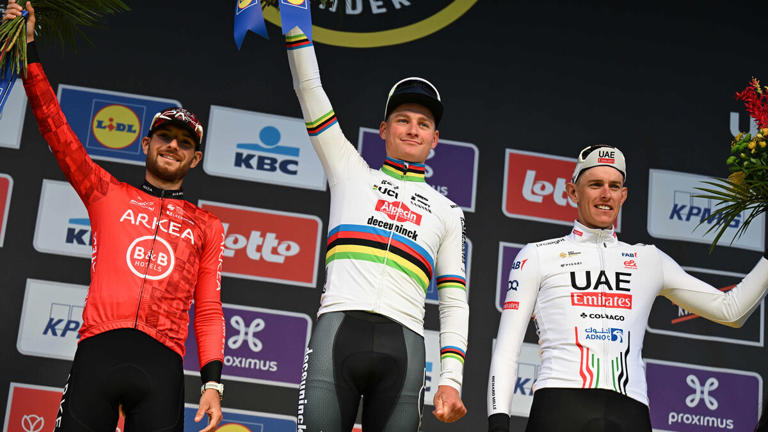 Mathieu Van der Poel, vainqueur, entouré de Luca Mozzato (à gauche), 2e, et de Nils Politt, 3e de ce Tour des Flandres. - Photo by Icon Sport