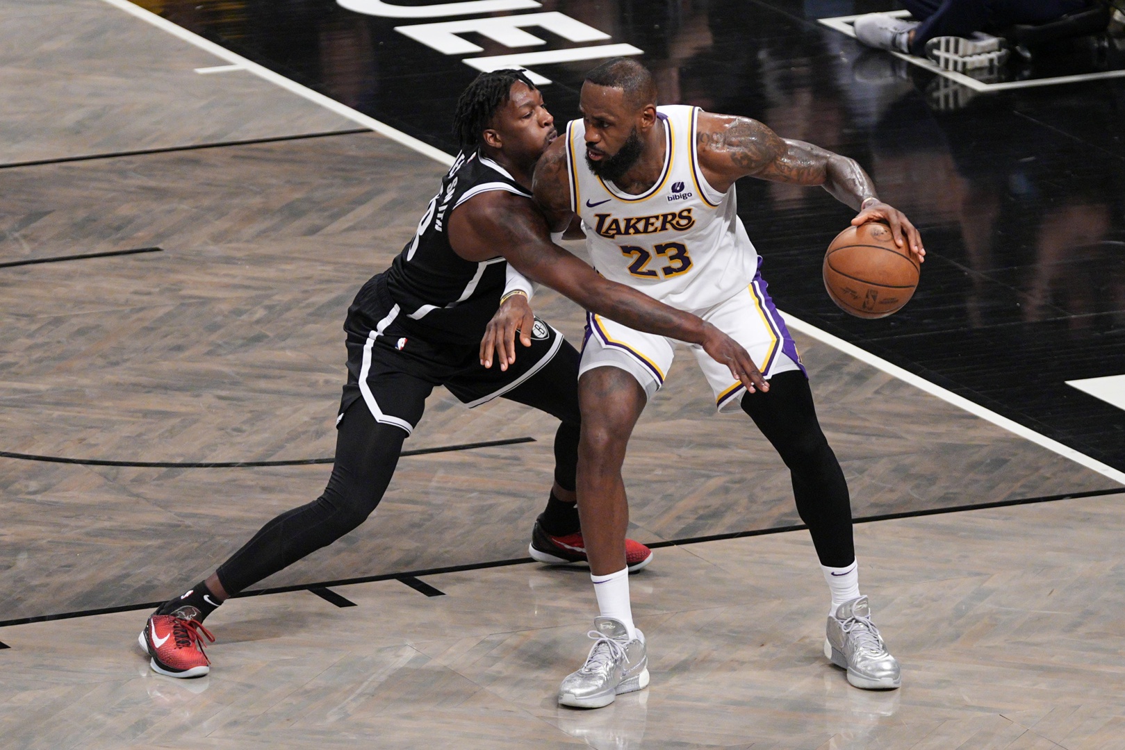 LeBron Alecciona A Los Nets Con 9 Triples Y 40 Puntos