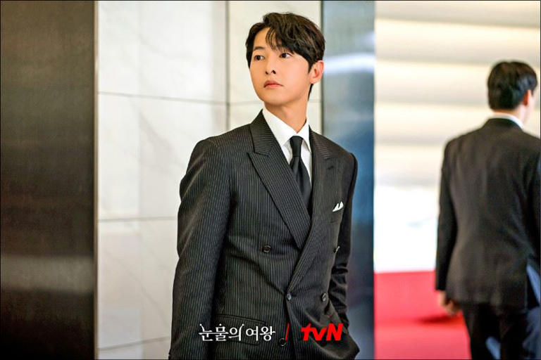 宋仲基客串《淚之女王》劇中飾演離婚律師。（圖／翻攝tvN）