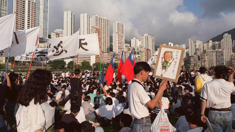1989年5月27日，多達50萬市民在香港跑馬地馬場出席連續12小時的「民主歌聲獻中華」籌款音樂會。