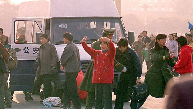 1999年11月，法輪功成員在北京天安門廣場抗議。