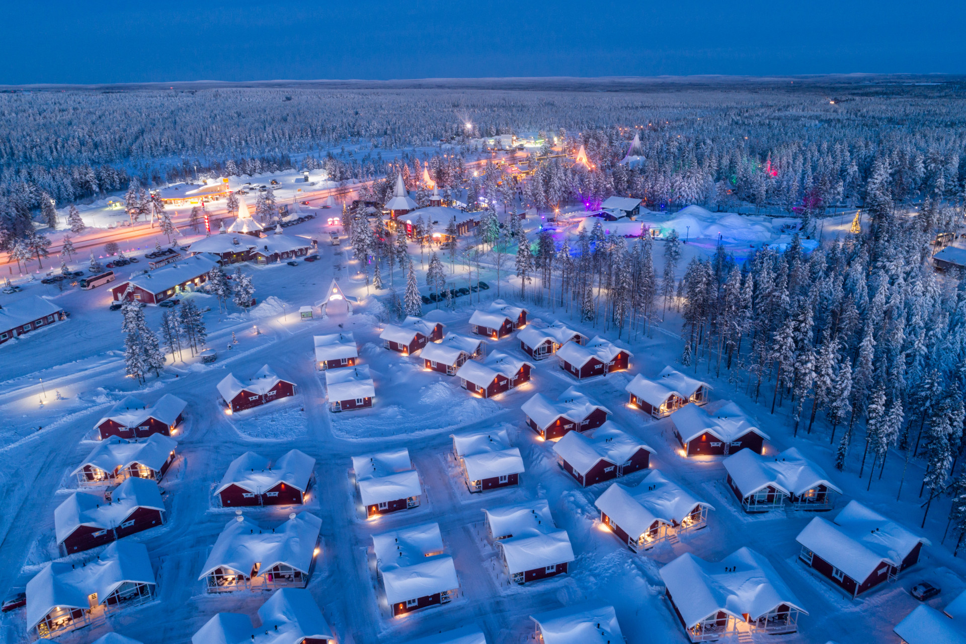 <p>La Laponie, la région la plus septentrionale de Finlande, est un endroit reculé à découvrir à n’importe quel moment de l’année. Mais imaginez cet endroit en hiver. C'est fantastique ! C’est la demeure traditionnelle du père <a href="https://www.starsinsider.com/fr/cuisine/488062/les-repas-de-noel-traditionnels-autour-du-monde">Noël</a> et, à l’heure actuelle, son village rayonne de joie et de bonne volonté, sous une couverture de neige blanche et étincelante. </p> <p>Vous avez une liste de pays où vous désirez aller ? Parcourez cette galerie, elle vous donnera envie de vous diriger vers le nord, dans un pays des merveilles hivernal aussi magique que magnifique.</p><p>Tu pourrais aussi aimer:<a href="https://www.starsinsider.com/n/196295?utm_source=msn.com&utm_medium=display&utm_campaign=referral_description&utm_content=309275v3"> Saurez-vous deviner où ces stars sont nées ?</a></p>