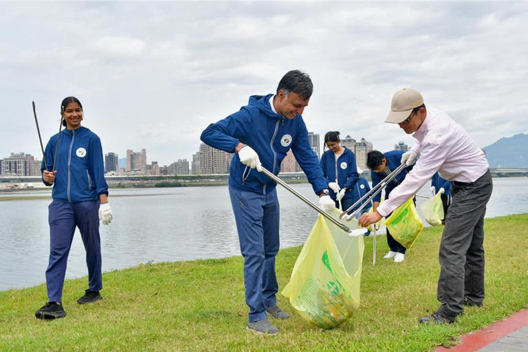 印度台北協會1日在台北市大稻埕碼頭沿淡水河岸舉辦環保清潔活動(印協提供)