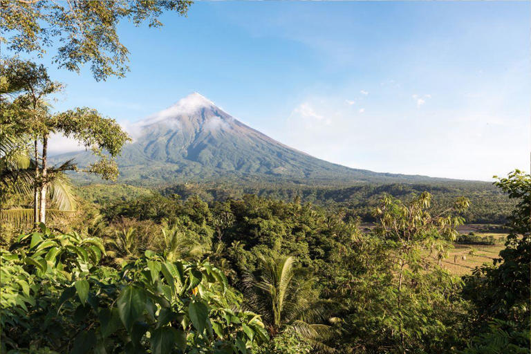 Uncover the 9 best places to visit in Nicaragua with our travel guide, featuring lively cities, stunning landscapes, and deep culture for an unforgettable adventure.