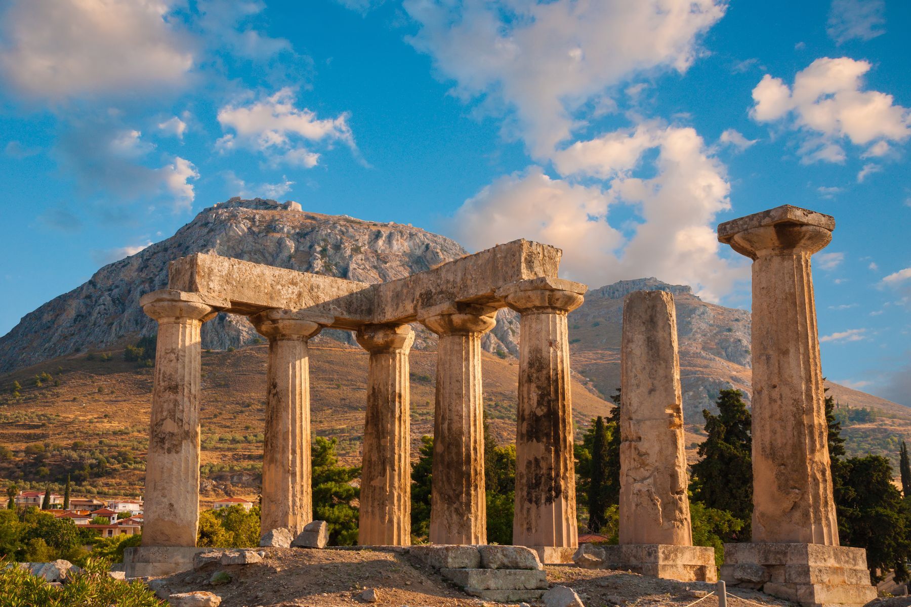 <a href="https://www.discovergreece.com/peloponnese/corinth" rel="noreferrer noopener">Corinth’s</a> strategic geographical location made it a crossroads of ancient Greece, increasing both its prosperity as well as greed among its enemies. The ruins of ancient Corinth, with its Temple of Apollo and theatre, are sure to fascinate history buffs. The latter will surely want to continue their cultural immersion along the trails to the <a href="https://vivreathenes.com/l-acrocorinthe-une-citadelle-imprenable-a-une-heure-d-athenes.html" rel="noreferrer noopener">Acrocorinth citadel</a> and its artefact-filled archaeological museum. Also enjoy spectacular views of the Saronic Gulf from the 19th-century <a href="https://www.ulysses.travel/en/corinth-canal-greece/" rel="noreferrer noopener">Corinth Canal</a>.