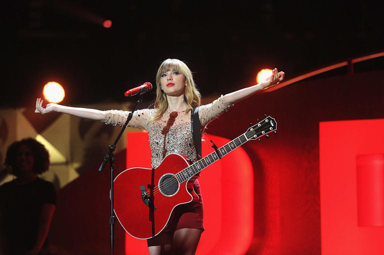 NEW YORK, NY – DECEMBER 07: Taylor Swift performs onstage during Z100’s Jingle Ball 2012, presented by Aeropostale, at Madison Square Garden on December 7, 2012 in New York City. (Photo by Jamie McCarthy/Getty Images for Jingle Ball 2012)