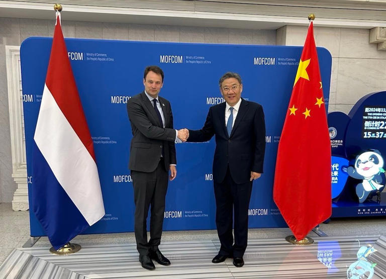 Chinese Commerce Minister Wang Wentao (right) and Dutch acting foreign trade Minister Geoffrey van Leeuwen met in Beijing last week. Photo: Handout