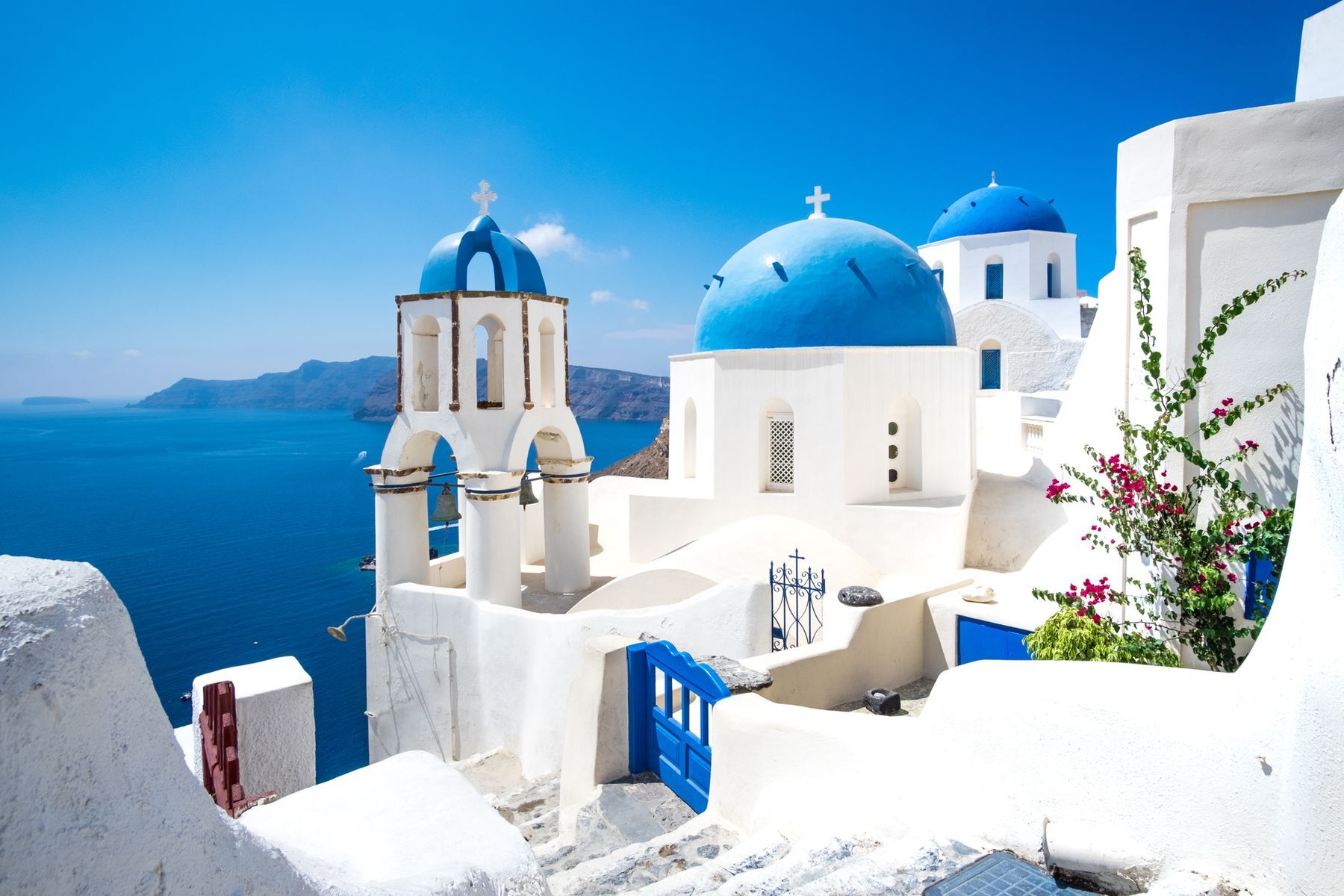 Famous for iconic sunsets, luxurious hotels, and picture-postcard scenery, <a href="https://www.discovergreece.com/cyclades/santorini" rel="noreferrer noopener">Santorini</a> is the perfect destination for lovers. Visitors are equally sure to be charmed by the hilltop village of <a href="https://santorintourisme.com/decouvrir/villages-quartiers/oia/" rel="noreferrer noopener">Oia</a>, <a href="https://www.santorini.com/villages/firatown.htm" rel="noreferrer noopener">Fira’s</a> whitewashed houses, and incredible panoramas of the Aegean Sea. Adventure lovers can explore the island by mountain bike with stops at the ancient <a href="https://www.discovergreece.com/experiences/tour-akrotiri-santorini" rel="noreferrer noopener">archaeological site of Akrotiri</a> and the <a href="https://www.greeka.com/cyclades/santorini/sightseeing/santorini-caldera/" rel="noreferrer noopener">caldera’s marvellous bay</a> before setting off on a boat trip.