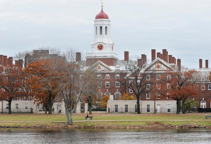 O campus da Universidade de Harvard, em Cambridge, nos EUA, onde o livro encadernado com pele humana estava desde 1934; a capa foi removida agora, por questões éticas Foto: Lisa Poole/AP