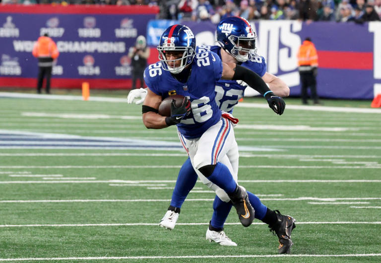 Saquon Barkley Wastes No Time Getting To Work With Eagles Qb Jalen 