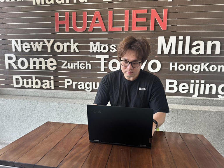 從馬來西亞到花蓮進行workation的32歲建築工程師袁景豪，分享自己度假辦公的經驗，認為一邊工作一邊度假的方式，能提升工作效率，減輕壓力。（羅亦晽攝）