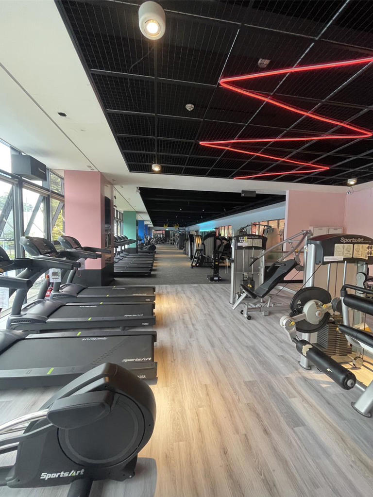 中和運動中心體適能中心設置多種綠能健身器材。（體育局提供）