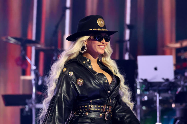 Beyoncé Stuns In All Black Western Wear At Iheartradio Music Awards 