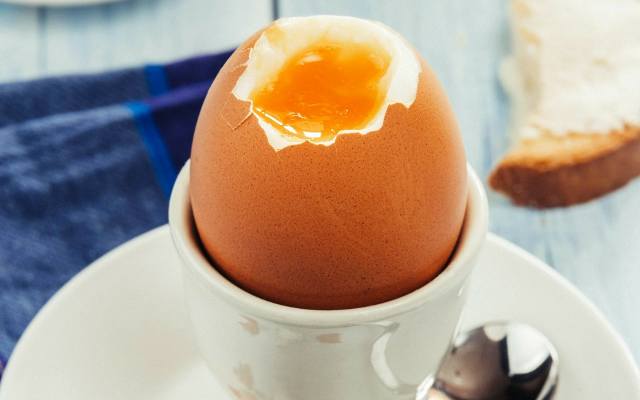 jajka na miękko - takie są skutki jedzenia jajek na miękko. jak ugotować idealne jajka na miękko? [6.04.24]