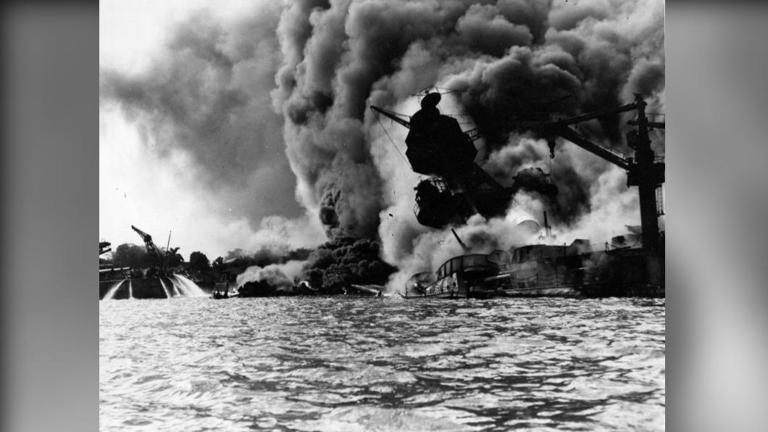 遭受轟炸、起火冒煙的亞利桑那號。（圖／翻攝自美國海軍歷史與遺產司令部 ）