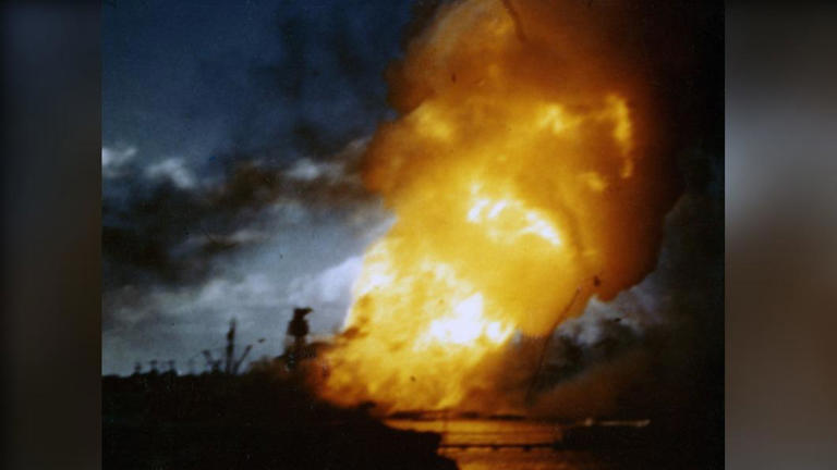 遭轟炸後起火燃毀的亞利桑那號。（圖／翻攝自美國海軍歷史與遺產司令部 ）