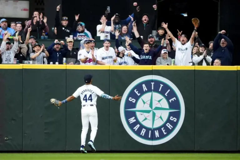 Canzone smacks a three-run homer as the Seattle Mariners maintain their lead to defeat the Cleveland Guardians 5-4