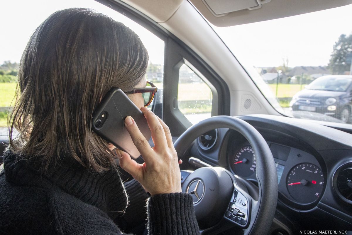 Gamen, Vergaderen, Fotograferen: Mobiele Telefoongebruik Achter Het ...