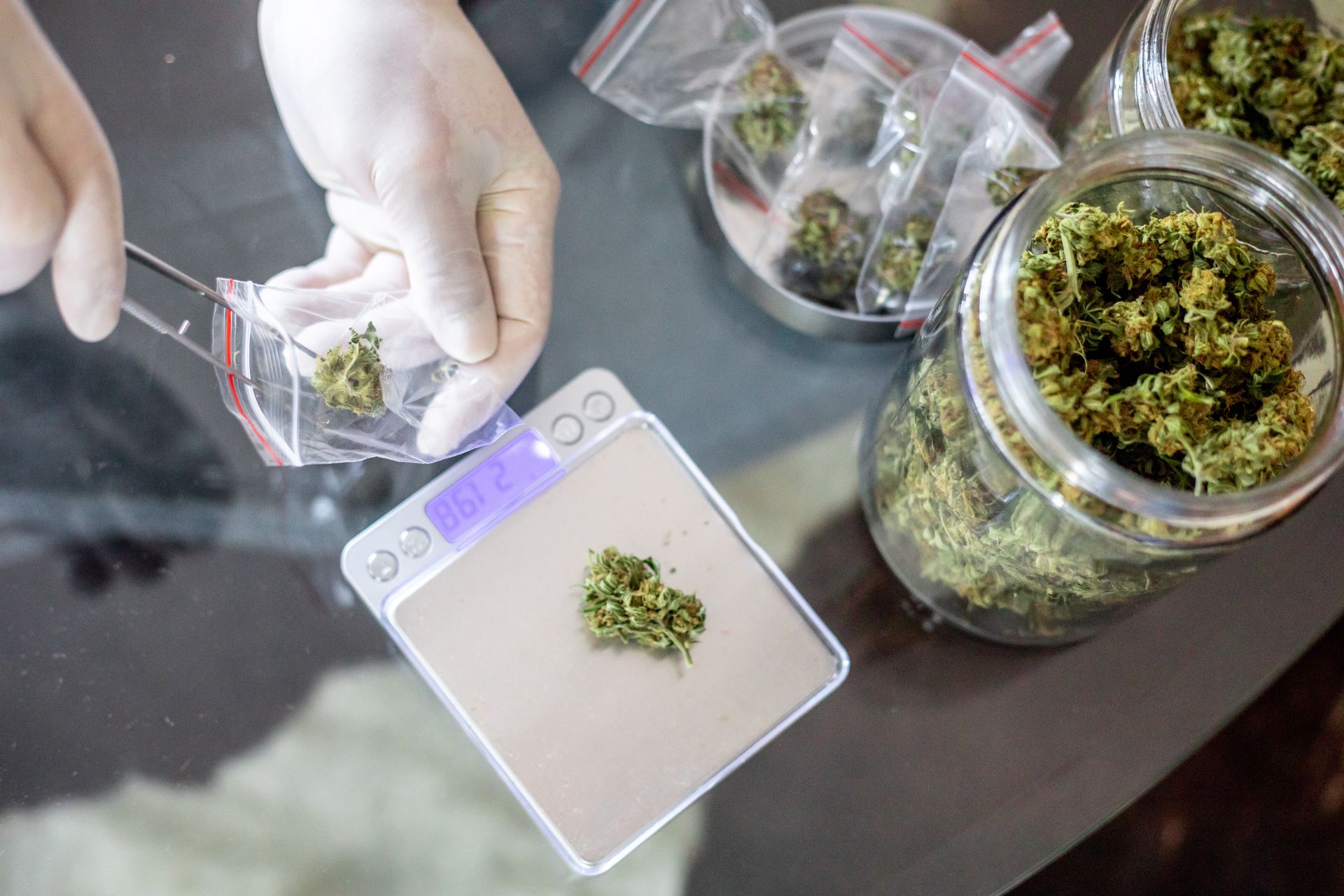 polacy kupują tony medycznej marihuany. resort pokazał dane