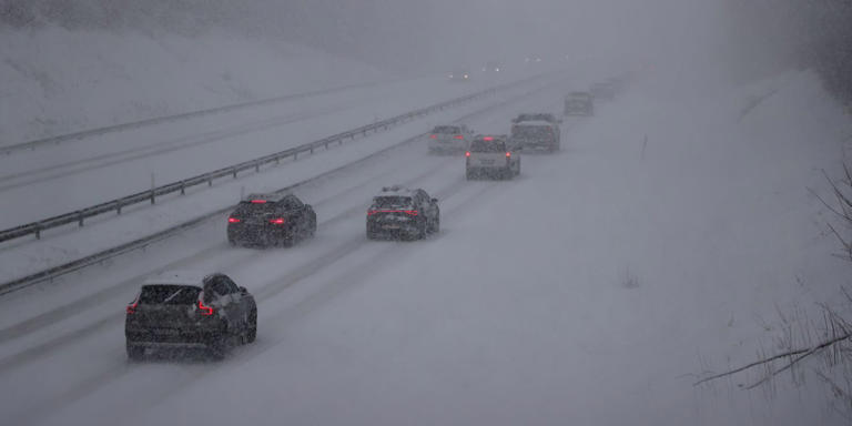 Trafikstök I Ovädret ”snökaos Och Stark Vind” 