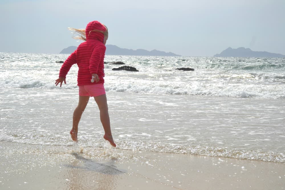 <p>Where do ships dock in Vigo port? Large cruise ships dock at <strong>Muelle de Transatlanticos</strong> right in the heart of the city of Vigo. <a href="https://cruisingkids.co.uk/uncategorized/vigo-cruise-port-guide/">Vigo is Spain's bustling port</a> that is welcomes cruise ships. It has a shopping centre directly opposite the terminal building and it is a 10 minute to walk in to town from here. It is also Spain's busiest fishing port and a hive of activity.</p> <p>There is plenty to do in the port of Vigo when you get off of your ship with lots of history and culture to explore. The closest beach is Samil Sands just a few miles away. You can also take a ferry over to the The Cíes Islands which are the Vigo estuary's greatest treasure. This amazing national marine park and one of the country's most beautiful places with beaches it is known as the the islands of the gods.</p>