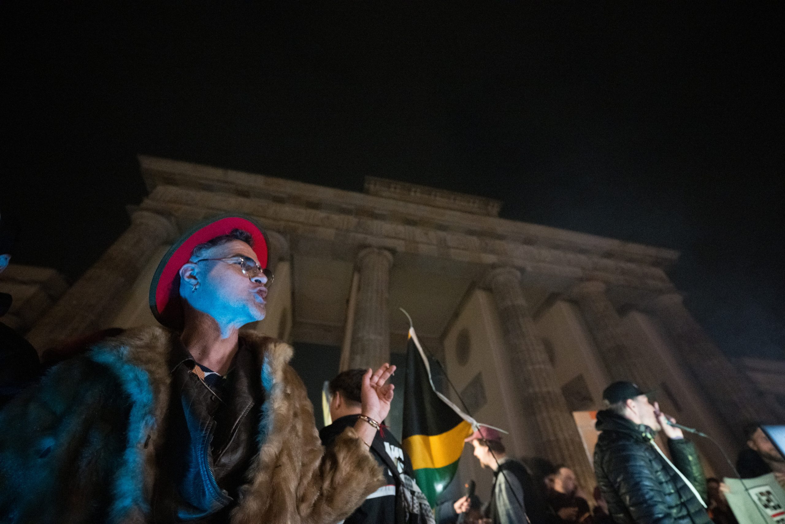 Berliner Feiern Cannabis-Legalisierung Und Rauchen Sich Vor ...