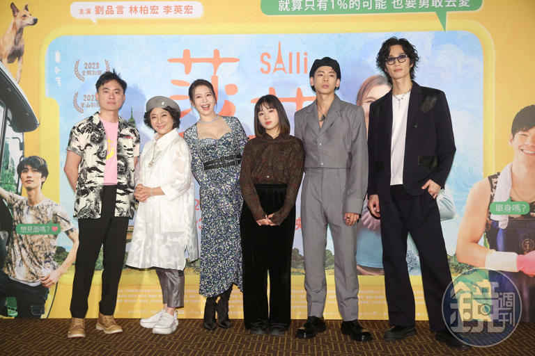導演練建宏（左起）率演員楊麗音、劉品言、湯詠絮、林柏宏、李英宏出席電影《莎莉》首映。