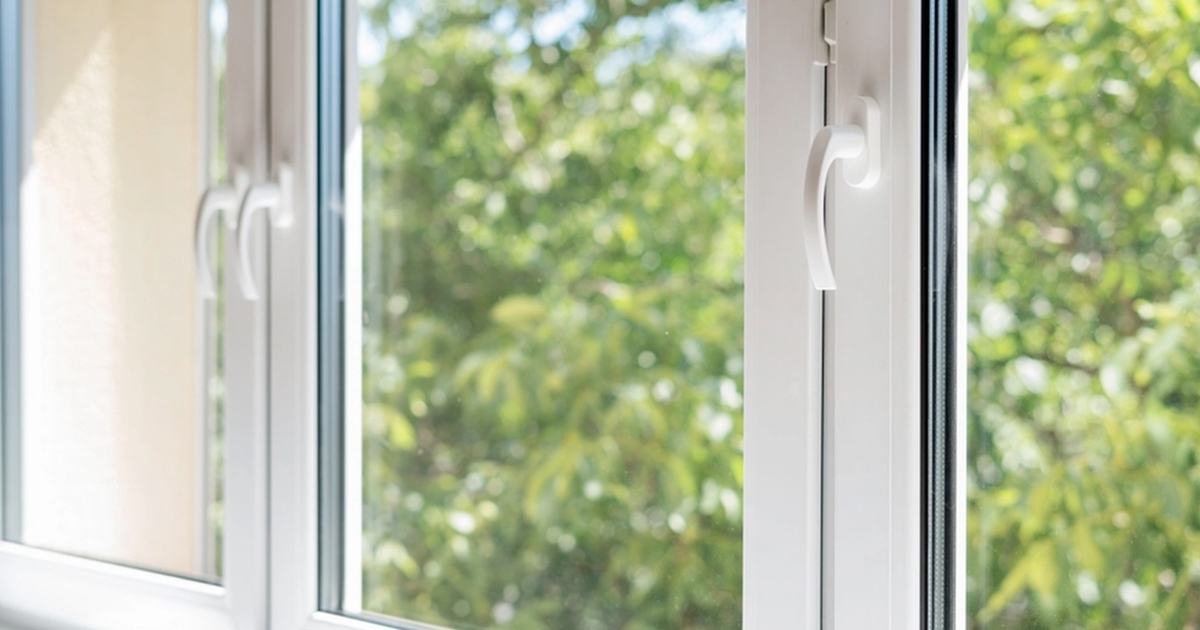 ge dina fönsterkarmar nytt liv: enkla rengöringstips för en skinande finish
