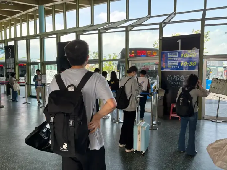▲宜蘭車站湧現想要前往台北的旅客人潮。（圖／記者廖聿偉攝）