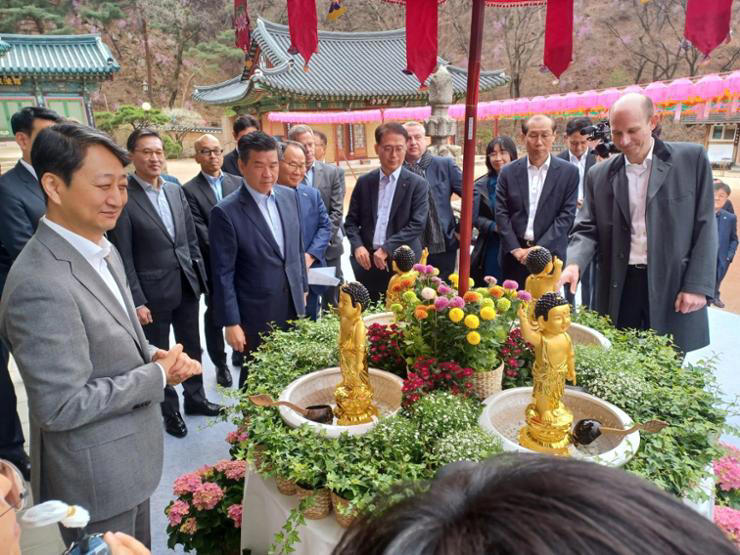 Minister of Trade, Industry and Energy Ahn Duk-geun, left, joins foreign company CEOs and representatives of foreign chambers in Korea during a tour at Jingwan Temple in Seoul, Wednesday. Korea Times photo by Ko Dong-hwan