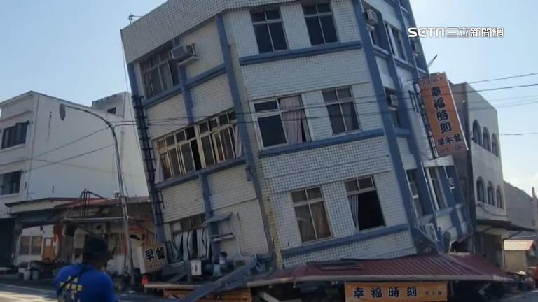 花蓮市北濱街一棟大樓受地震影響，整棟建築物傾斜