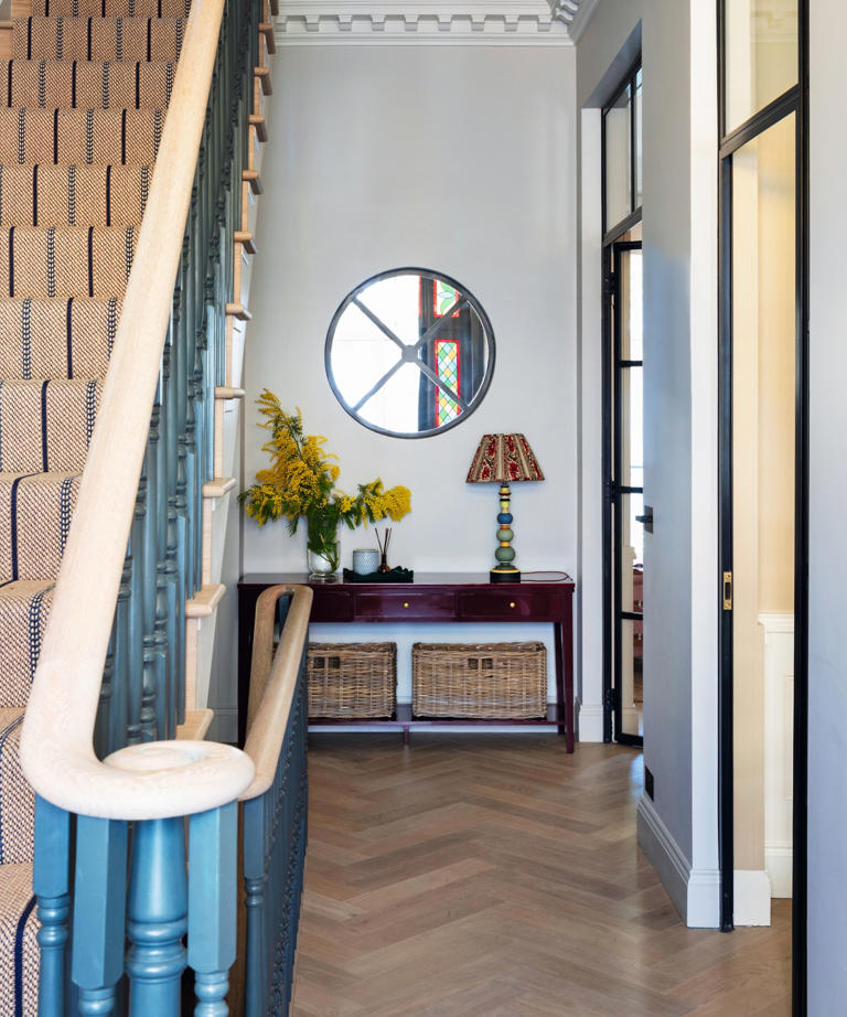 These 6 Simple Techniques Can Help Reduce Visual Clutter In Your Entryway