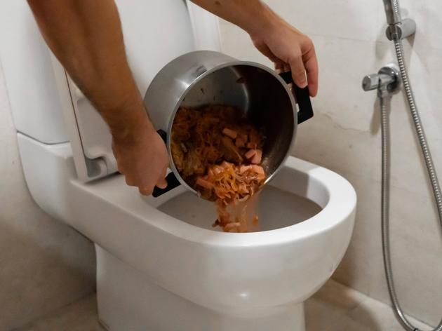 essensreste nicht in toilette entsorgen: typischer fehler hat massive folgen