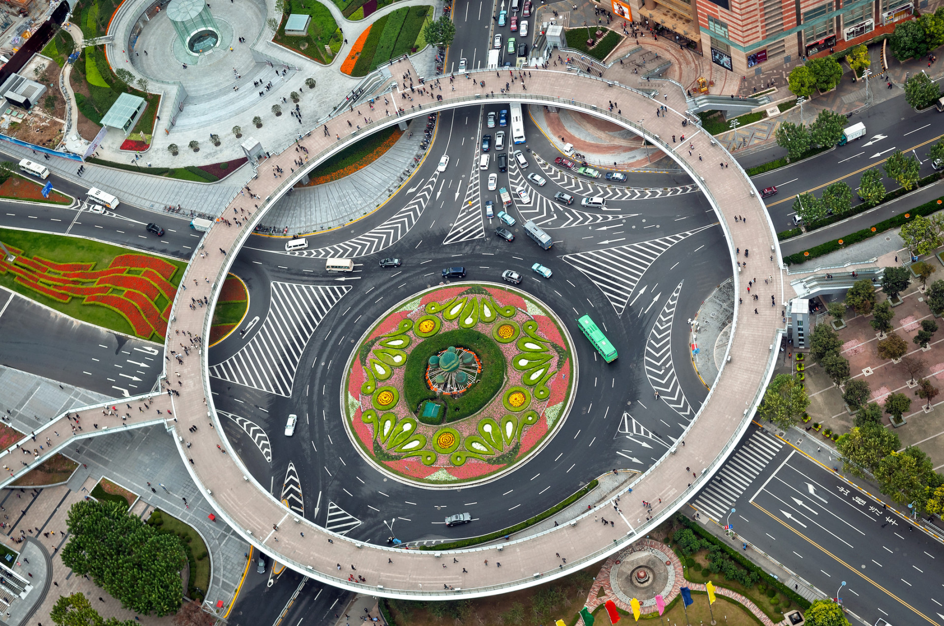 Roundabout игра. Roundabout uk traffic circle us. Круговая развязка. Пробки в китае. Roundabout needlemouse.