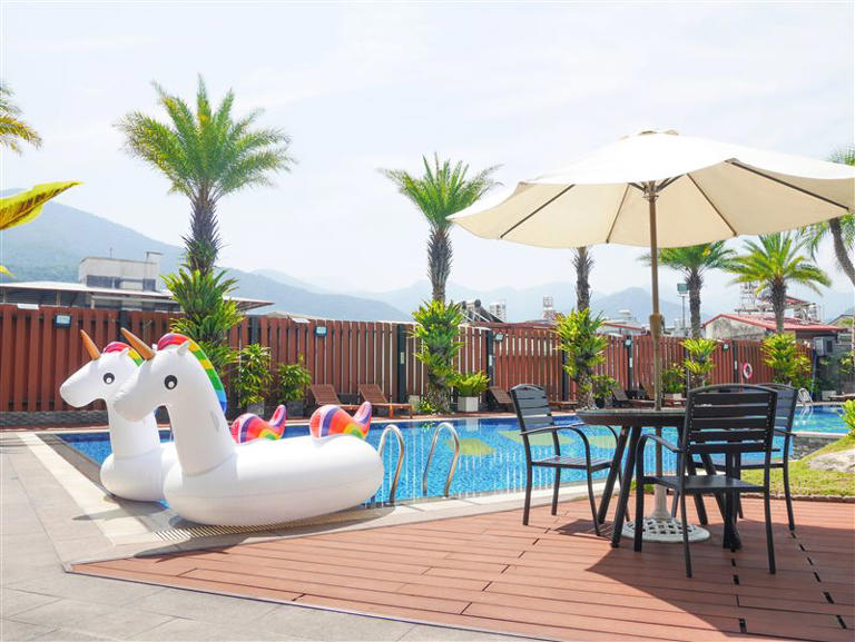 埔里唯一擁有星光泳池的「承萬尊爵渡假酒店」。（圖／可樂旅遊提供）