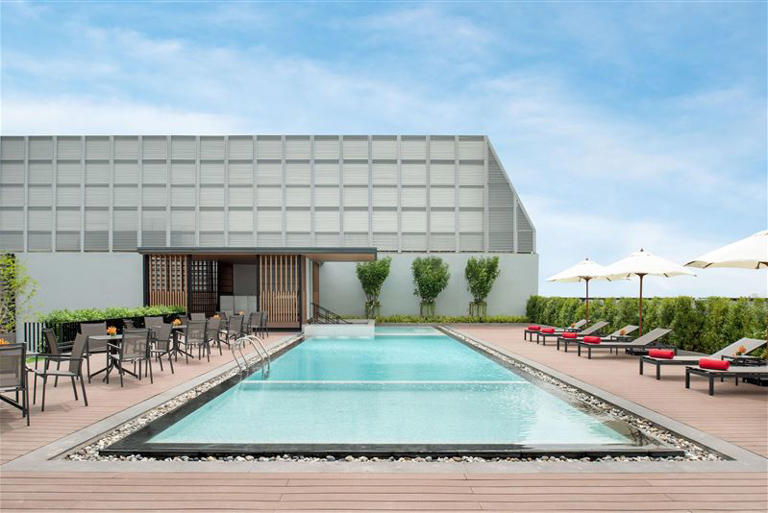 五星品牌曼谷「素坤逸安凡尼酒店」，所有客房均享有天際線景緻，泳池和酒吧享有城市景觀，每晚2,800元起。（圖／可樂旅遊提供）