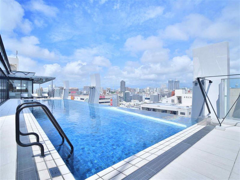 日本沖繩「水之都那霸飯店」擁有那霸市內唯一的無邊際透明泳池，每晚只要1,355元起。（圖／可樂旅遊提供）