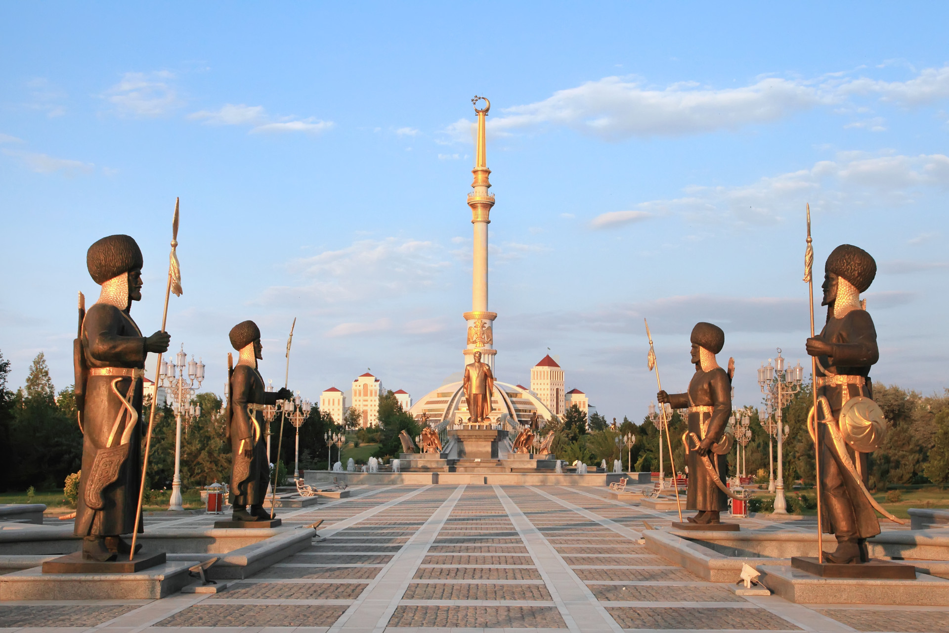 L'Asie centrale est plutôt méconnue des touristes. Le Turkménistan est de loin le moins visité de la région. La raison est peut-être due à l'interminable règne de l'étrange dictateur Saparmyrat Niyazov. Toutefois, le pays a commencé à se moderniser depuis le décès du dirigeant, en 2006.<p><a href="https://www.msn.com/fr-fr/community/channel/vid-7xx8mnucu55yw63we9va2gwr7uihbxwc68fxqp25x6tg4ftibpra?cvid=94631541bc0f4f89bfd59158d696ad7e">Suivez-nous et accédez tous les jours à du contenu exclusif</a></p>