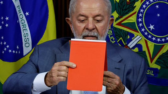 Queda de popularidade do presidente Lula se deve principalmente à inflação, fruto de política fiscal frouxa, mas ainda há tempo de mudar, diz professor da FGV