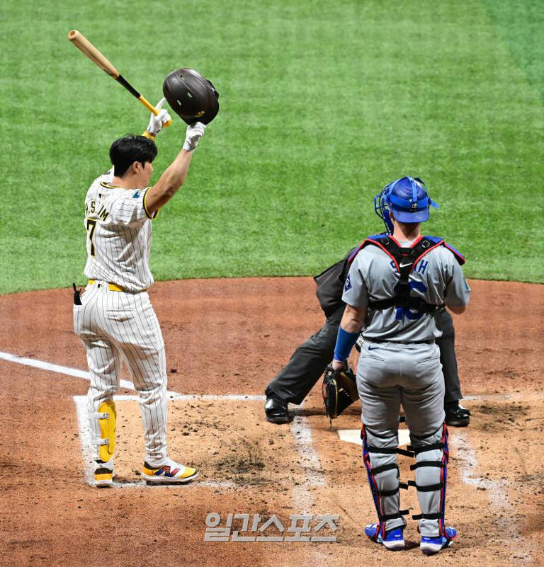 한국에서 사상 최초로 열리는 미국프로야구 메이저리그(MLB) 정규시즌 개막전인 LA다저스와 샌디에이고 파드리스경기가 20일 오후 서울 고척스카이돔에서 열렸다. 샌디에이고 김하성이 2회 타석에 들어서며 팬들에게 인사 하고있다. 고척돔=정시종 기자 capa@edaily.co.kr /2024.03.20.