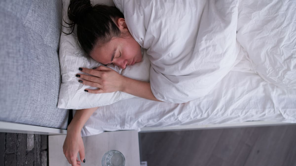 atemprobleme und durchblutungsstörungen: diese schlafposition schadet der gesundheit