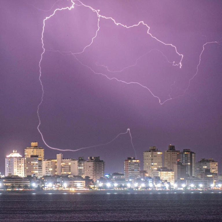 Lacalle Pou graba espectacular tormenta eléctrica desde el aire: "Una noche perfecta para volar"