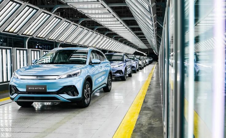 donald trump amenaza con impuesto del 100% a los autos chinos hechos en méxico