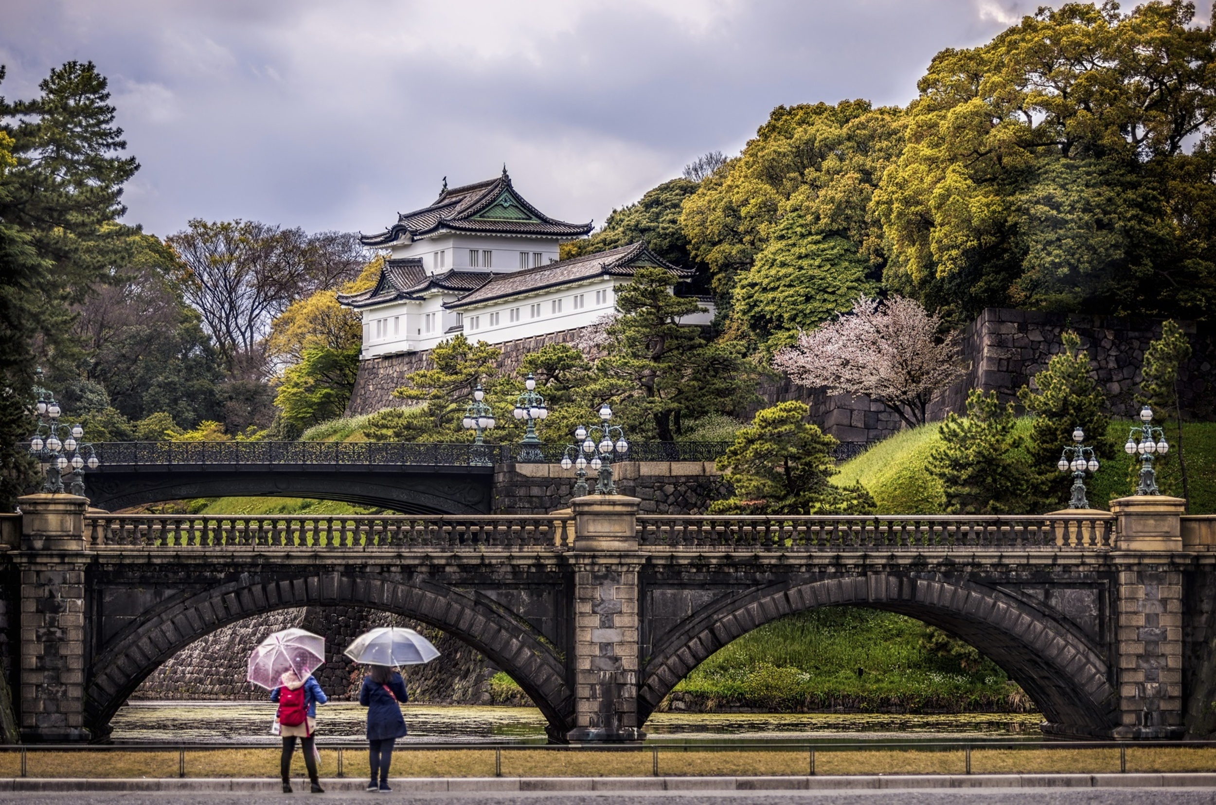 <p>The Imperial Palace embodies the beauty of modern Tokyo. It's an ancient palace guarded by giant walls and lush foliage, yet is attacked on all sides by skyscrapers. That's the story of modern Tokyo, the battle between ancient relics and modern invention. </p><p>You may also like: <a href='https://www.yardbarker.com/lifestyle/articles/20_spinach_recipes_you_absolutely_must_try_032024/s1__39117830'>20 spinach recipes you absolutely must try</a></p>